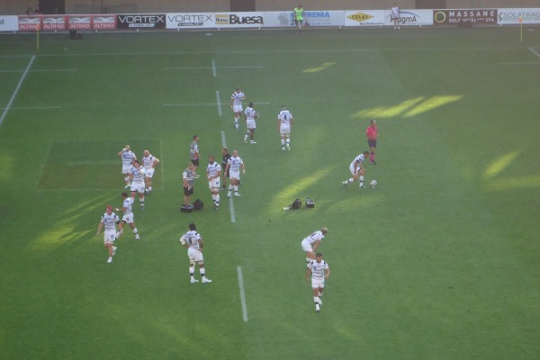 Les joueurs du CA Brive au soutien de leur buteur Thomas Laranjeira