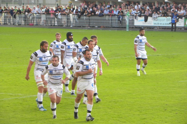Les avants du CA Brive en mode groupé avant une touche pendant le match contre Perpignan