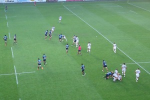 la défense du CA Brive stoppe une attaque de Montpellier