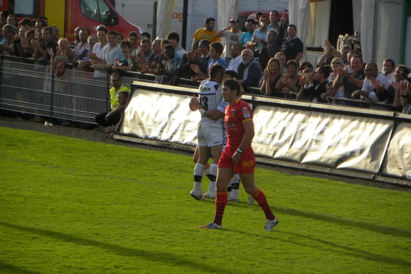 Riaan Swanepoel est félicité par ses coéquipiers du CA Brive après son premier essai contre Perpignan