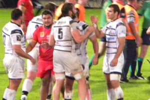 Les joueurs du CA Brive et de Perpignan se saluent après la fin du match entre les deux équipes