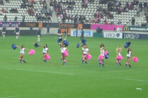 Les pom-pom girls du Stade Français mettent l'ambiance sous la pluie avant le début du match contre le CA Brive