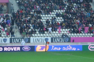 Zouzou, la mascotte du CA Brive, fait la connaissance des supporters du Stade Français