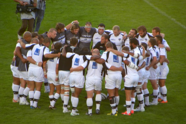 L'entraineur du CA Brive motive ses joueurs avant le match contre l'Union Bordeaux-Bègles