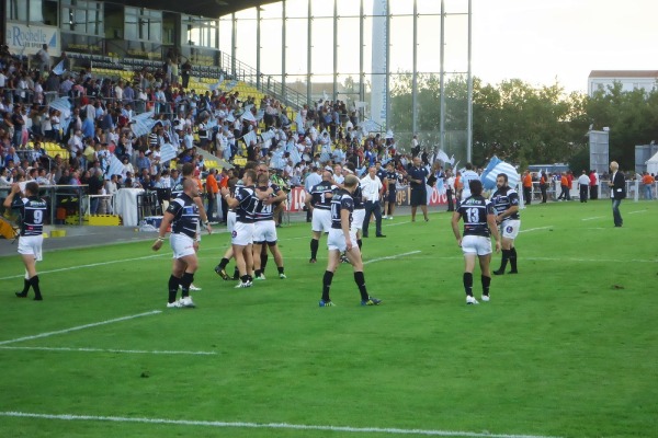 Les joueurs du CA Brive se congratulent et remercient leurs supporters après le match contre le Racing Métro 92