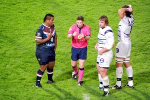 Kevin Buys et son homologue en pleine discussion avec l'arbitre du match de top 14 Brive Bordeaux