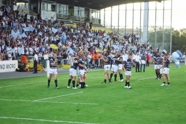 Les joueurs du CA Brive remercient leurs supporters à la fin du match contre le Racing Métro 92