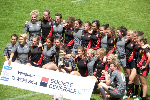 Le Pays de Galles et la Belgique posent ensemble après s'être disputés la Bowl lors du Rugby Seven's Women Grand Prix à Brive