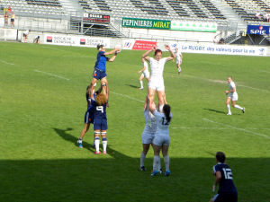La France et l'Angleterre s'affrontent lors du Rugby Seven's Women Grand Prix à Brive pour s'offrir la première place de la poule A