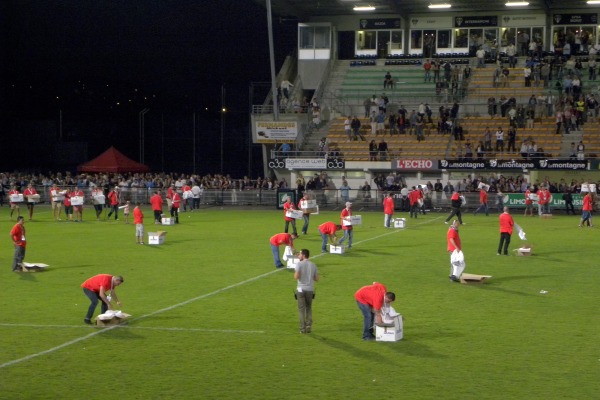 Les bénévoles se mettent en place pour la réalisation du record du monde
