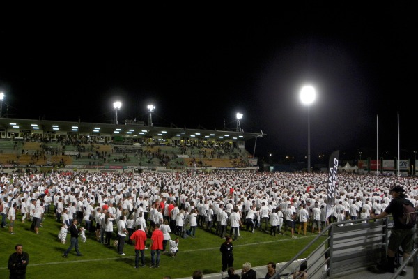 Les supporters du CA Brive ont répondu présents pour battre le record du monde du plus grand haka