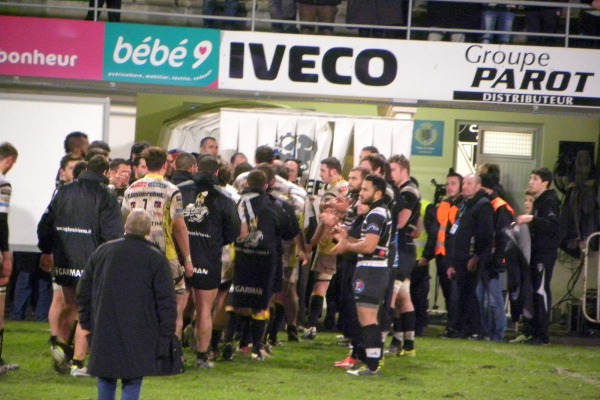 La belle haie d'honneur des joueurs du CA Brive à l'issue du match contre Calvisano