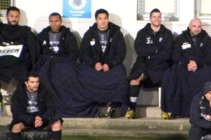 Les remplaçants du CA Brive font attention à ne pas prendre froid pendant le match contre Calvisano