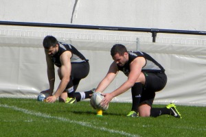 Les jeunes buteurs brivistes, Thomas Laranjeira et Anderson Neisen, s'entrainent aux pénalités