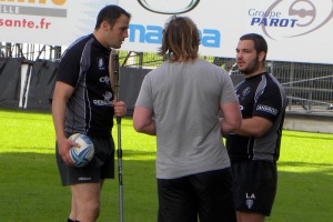 Simon Pinet et Louis Acosta prennent des nouvelles de leur coéquipier blessé Kevin Buys