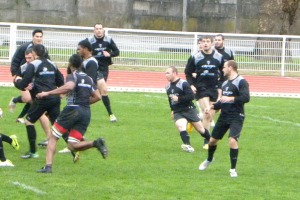 Les joueurs du CA Brive répètent leurs combinaisons avant le match de quart de finale d'Amlin Challenge Cup à Bath