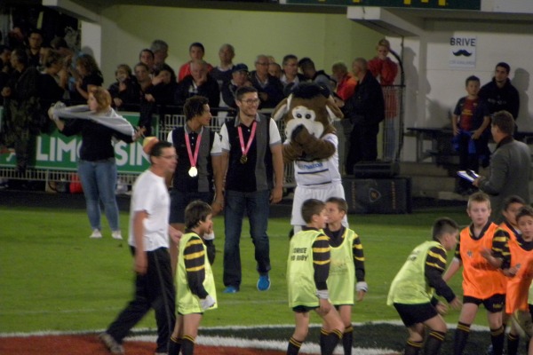 Médaillés aux Jeux Olympiques de la Jeunesse, Alexandre Lagarde et Atila Septar sont présentés au public à la mi-temps de Brive - Toulon