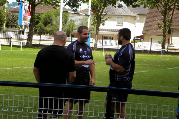 Les piliers géorgiens du CA Brive, Goderzi Shvelidze et Karlen Asieshvili, échangent avec Louis Acosta pendant la préparation estivale du CA Brive