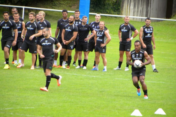 A peine arrivé des Fidji, Benito Masilevu est déjà au contact de ses nouveaux coéquipiers du CA Brive