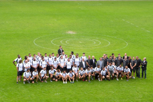L'ensemble de l'effectif du CA Brive prend la pose devant son public pendant la présentation de l'effectif 2014/2015