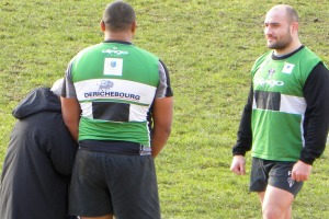 Sisaro Koyamaibole s'amuse sous les yeux de François Da Ros