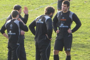 Nicolas Godignon, l'entraineur du CA Brive, passe ses consignes à ses joueurs durant la séance de ce mardi