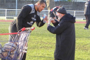 Sisaro Koyamaibole, le puissant 3e ligne du CA Brive, s'amuse à la fin de l'entrainement avec Ponpon comme depuis les premiers entrainements estivaux