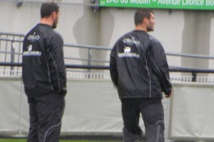 Sous l'oeil de Nicolas Godignon, l'entraineur en chef du CA Brive, Gaëtan Germain s'entraine à buter à la fin de la mise en place avant Toulon
