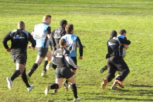 Malakaï Radikedike effectue un très bon plaquage défensif pendant l'opposition durant la séance d'entrainement