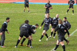 Les avants du CA Brive travaillent les renvois avant le match à Bayonne qui pourrait se dérouler dans des conditions météo difficiles