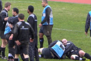 Les joueurs du CA Brive commencent à répéter les lancements de jeu pour la réception du Stade Français samedi soir