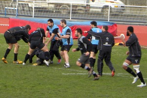 Les joueurs brivistes récitent leurs combinaisons offensives pendant la mise en place