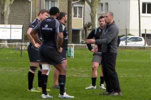 L'entraineur du CA Brive, Nicolas Godignon, donne ses consignes à ses joueurs durant l'entrainement du jour