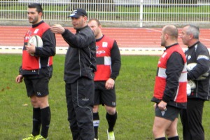 Nicolas Godignon, l'entraineur du CA Brive, donne ses consignes à ses joueurs lors de la mise en place