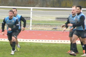 Riaan Swanepoel et les joueurs de Brive répètent leurs actions pendant l'opposition lors de l'entrainement du jour