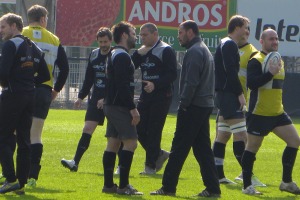 Joueurs et entraineurs du CA Brive discutent avant le début de la mise en place pour le match contre Clermont