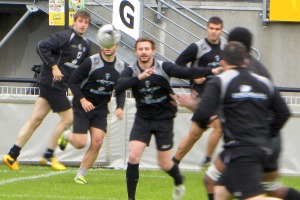 Les joueurs du CA Brive répètent leurs lancements de jeu durant la mise en place avant la réception d'Oyonnax samedi en Top 14