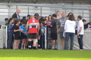 Avant de partir pour Toulouse, les joueurs du CA Brive ont signé des autographes avec le jeune public présent ce matin