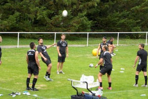 Attendant leur tour, les trois-quarts du CA Brive se détentent autour d'un toro