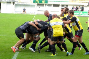 Les avants du CA Brive travaillent les phases statiques lors de la mise en place avant le match contre La Rochelle en Top 14