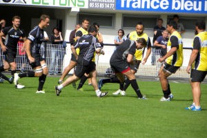 Les joueurs du CA Brive répètent leurs gammes offensives avant de recevoir La Rochelle en ouverture du Top 14 samedi
