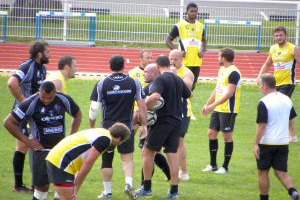 L'entraineur du CA Brive, Nicolas Godignon, donne ses consignes aux joueurs qui se préparent pour la réception de Clermont