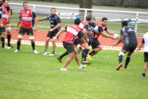 L'ailier du CA Brive, Alfie Mafi, tente de trouver la brèche durant l'entrainement en opposition