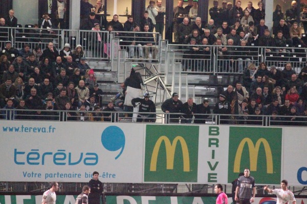 Gaillard Man, la deuxième mascotte du CA Brive, donne de la voix pour encourager son équipe de coeur