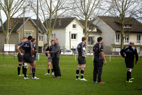 L'entraineur du CA Brive, Nicolas Godignon, donne ses consignes à ses joueurs durant un entrainement