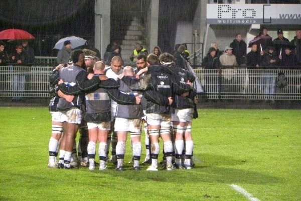 Sous la pluie, les avants se préparent à un rude combat dans le match les opposant à Montpellier