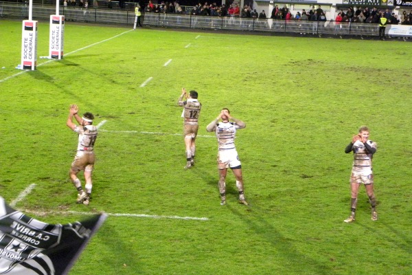Les joueurs du CA Brive communient avec leur public après la victoire contre Montpellier