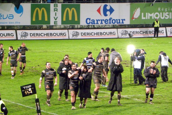 Les joueurs brivistes effectuent un tour d'honneur mérité après leur victoire contre le Stade Français