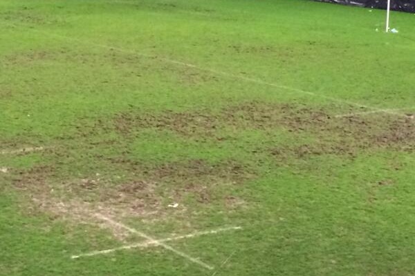 La pelouse du Stadium de Brive est en piteux état après le match entre le CA Brive et le Stade Français