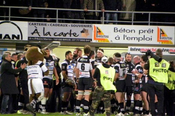 A la fin du match, les joueurs du CA Brive font une haie d'honneur aux joueurs de l'ASM Clermont. Comme au match aller mais vice-versa